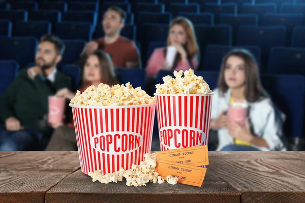 Popcorn Billets Sur Table Les Jeunes Dans Salle Cinéma — Photo