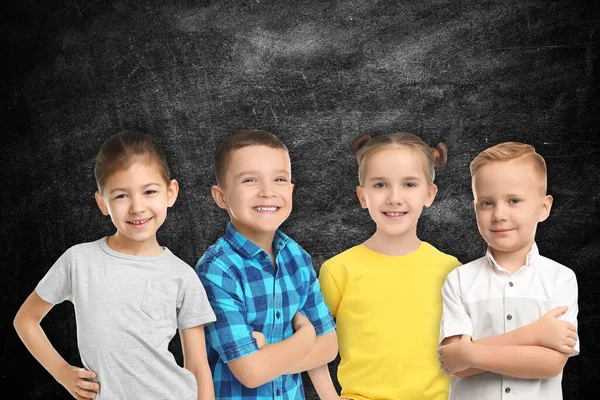 Grupo Crianças Escola Bonito Quadro Negro Fundo — Fotografia de Stock