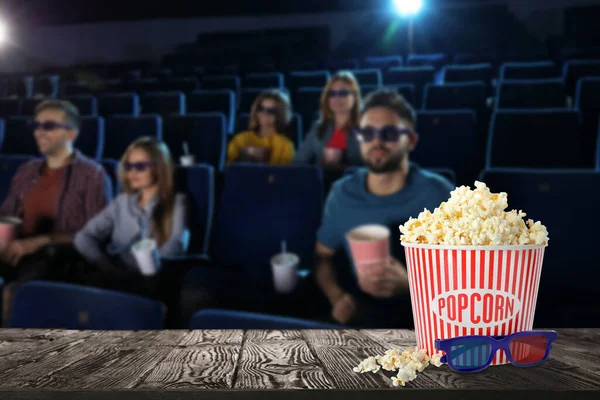 Popcorn Lunettes Sur Table Les Jeunes Dans Salle Cinéma Espace — Photo