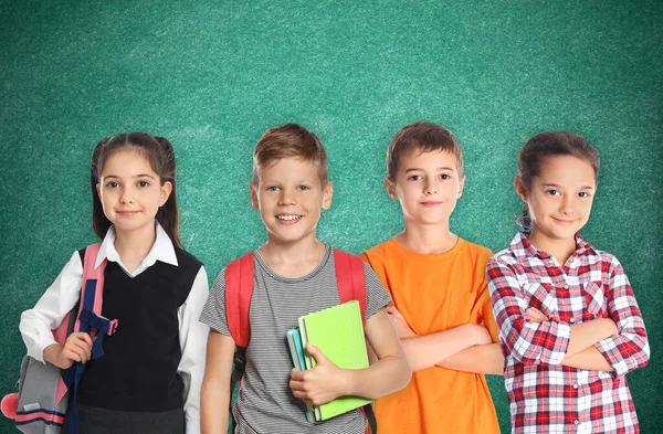 Groep Leuke Schoolkinderen Schoolbord Achtergrond — Stockfoto