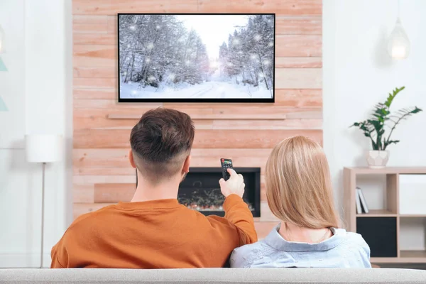 Pareja Viendo Televisión Sofá Sala Estar Con Chimenea Decorativa — Foto de Stock