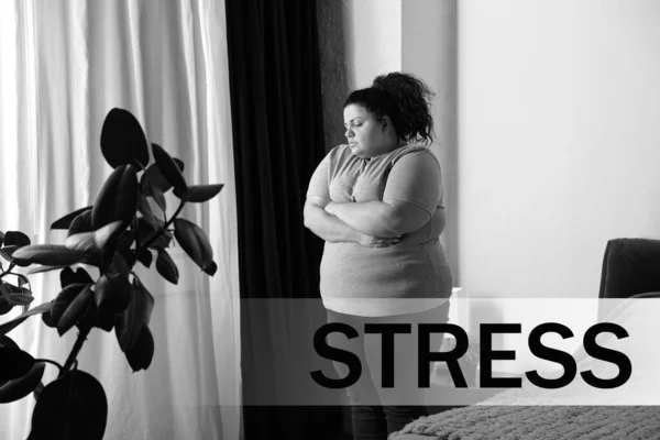 Избыточный Вес Женщины Страдающей Депрессии Дома Слова Стресс — стоковое фото