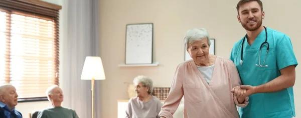 Ärztin Die Sich Ältere Frauen Altenhospiz Kümmert Raum Für Texte — Stockfoto