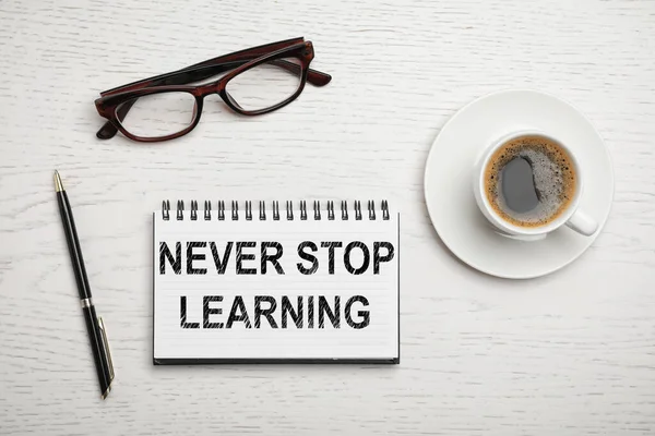 Notebook Frází Nikdy Stop Learning Šálek Kávy Sklenic Bílém Dřevěném — Stock fotografie