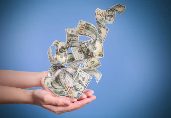 ライトブルーの背景にお金を持つ女性 クローズアップ 通貨交換 — ストック写真