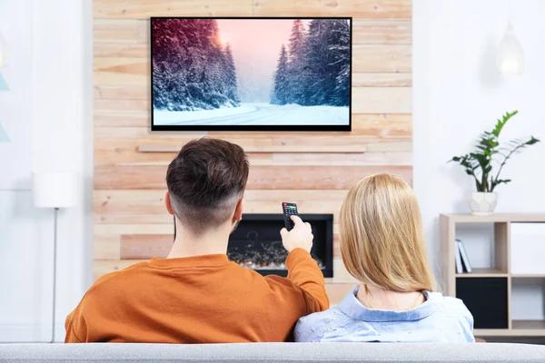 Pareja Viendo Televisión Sofá Sala Estar Con Chimenea Decorativa — Foto de Stock