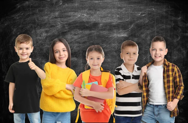 Grupp Söta Skolbarn Och Tavlan Bakgrunden — Stockfoto