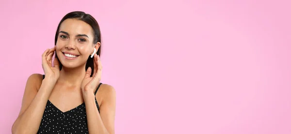 Jovem Ouvindo Música Com Fones Ouvido Sem Fio Fundo Rosa — Fotografia de Stock