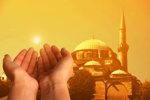 Muslimische Frau Betet Bei Sonnenaufgang Der Nähe Einer Moschee Nahaufnahme — Stockfoto