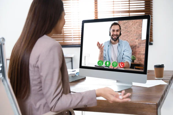 Mujer Utilizando Chat Vídeo Para Entrevista Trabajo Línea Oficina — Foto de Stock