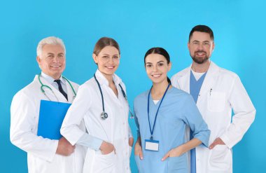Mavi arka plana karşı bir grup doktor. Tıbbi hizmet