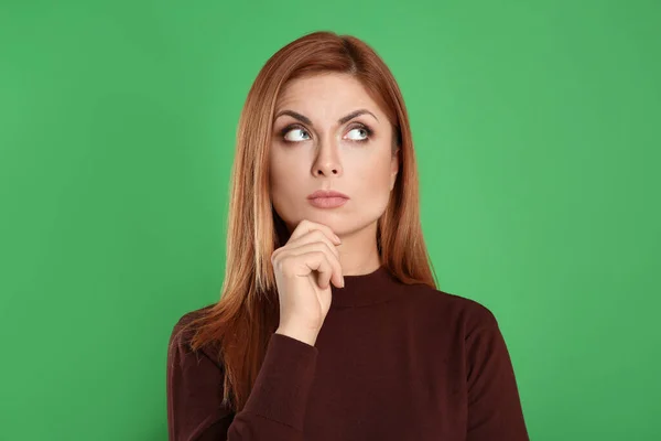 Stramme Frau Auf Grünem Hintergrund Über Antwort Auf Frage Nachdenken — Stockfoto