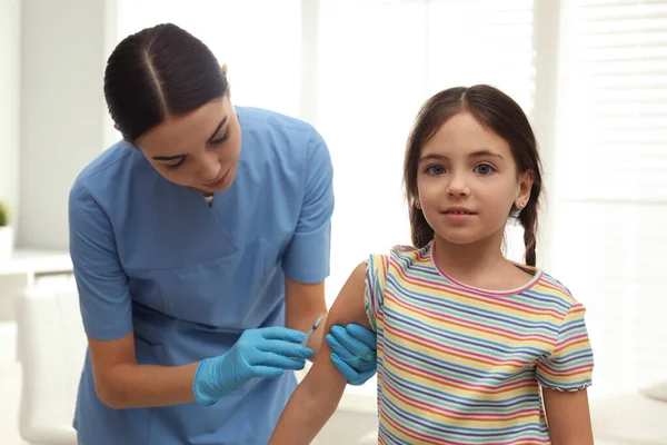 Lekarz Szczepiący Małe Dziecko Nowoczesnej Klinice — Zdjęcie stockowe