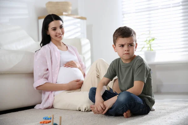 Ongelukkig Jongetje Bij Zwangere Moeder Thuis Jaloers Zijn Ongeboren Broers — Stockfoto