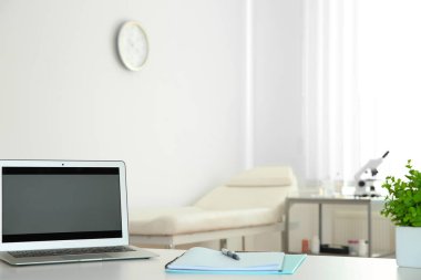 Modern dizüstü bilgisayar tıp bürosunda, mesaj için yer var. Doktorun işyeri.