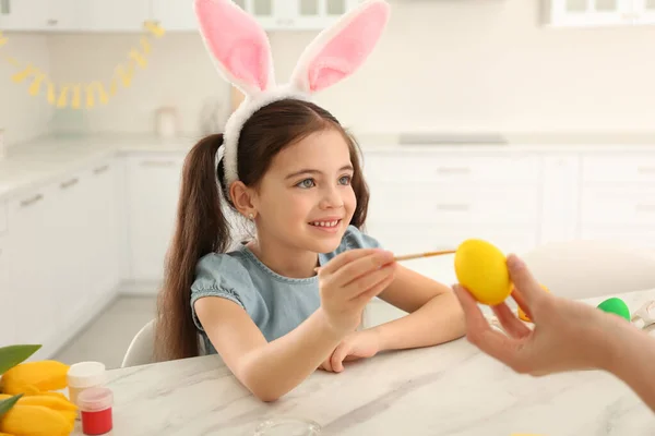 Счастливая Маленькая Девочка Повязкой Ушах Мать Рисующая Пасхальное Яйцо Кухне — стоковое фото