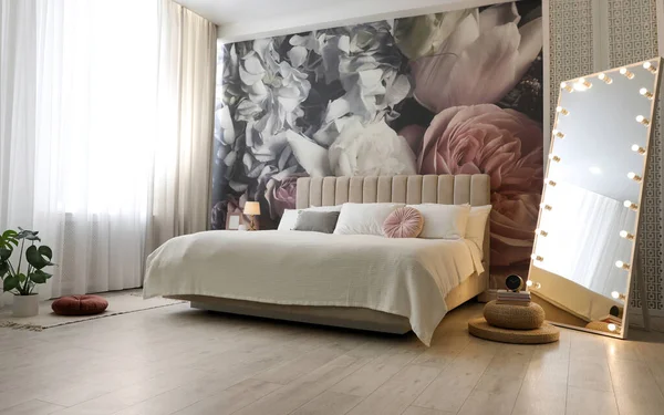 Piękne Wnętrze Pokoju Dużym Łóżkiem Lustrem Kwiatowym Wzorem Ścianie — Zdjęcie stockowe