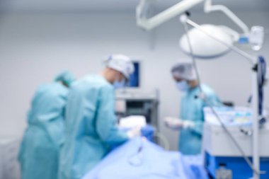 Ameliyat odasındaki doktorların görüşü bulanık.