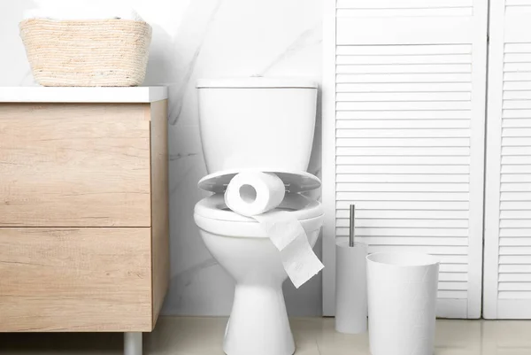 Nyt Papirrulle Toiletsæde Badeværelse - Stock-foto