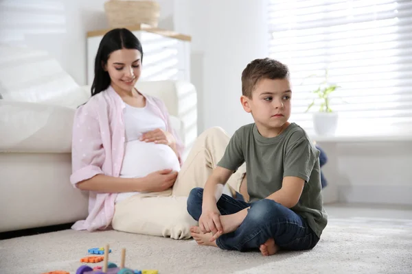 Niño Infeliz Cerca Madre Embarazada Casa Sentir Celos Hacia Hermano —  Fotos de Stock