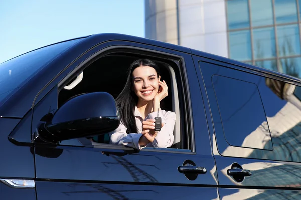 Anahtarı Olan Genç Bir Kadın Dışarıda Arabada Oturuyor Yeni Otomatik — Stok fotoğraf