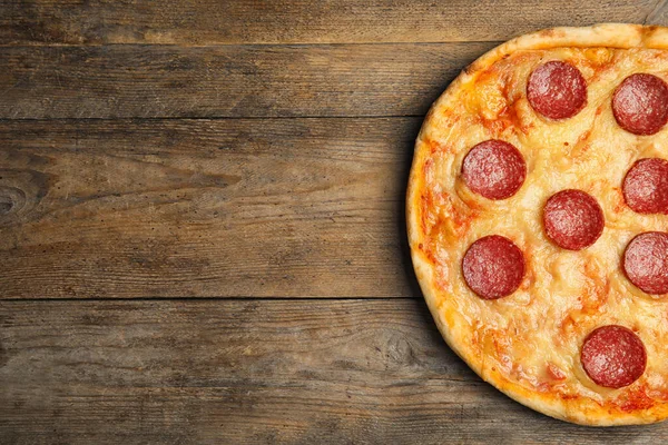 Sabrosa Pizza Pepperoni Mesa Madera Vista Superior Espacio Para Texto — Foto de Stock