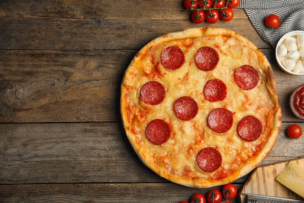 Composição Colocação Plana Com Pizza Pepperoni Saborosa Mesa Madeira Espaço — Fotografia de Stock