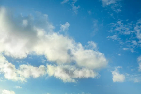 Красивое Голубое Небо Облаками Солнечный День — стоковое фото
