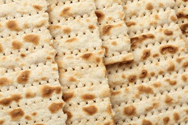 Arka plan olarak geleneksel Matzos, üst görünüm. Pesach (Hamursuz Bayramı) kutlaması