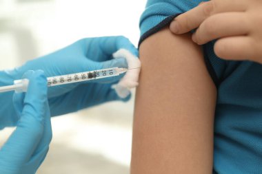 Küçük çocuk kliniği, closeup telkih doktor