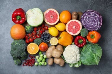Gri masa üzerinde C vitamini bakımından zengin farklı ürünler.