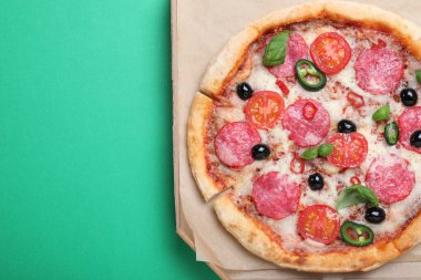Yeşil arka planda karton kutuda nefis pizza Diablo, üst manzara. Metin için boşluk