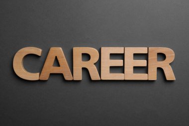 Kelime CAREER koyu arka planda ahşap harflerle yapılmış, düz yatıyordu