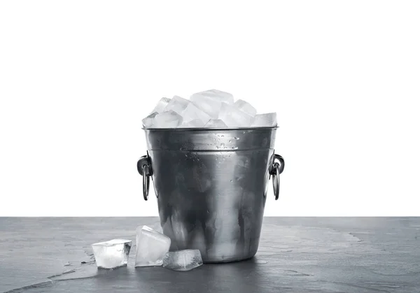 Cubo Metal Con Cubitos Hielo Sobre Mesa Sobre Fondo Blanco — Foto de Stock