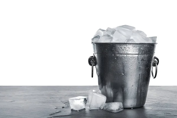 Balde Metal Com Cubos Gelo Mesa Contra Fundo Branco — Fotografia de Stock