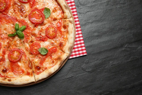 Délicieuse Pizza Margherita Sur Table Gris Foncé Vue Dessus Espace — Photo