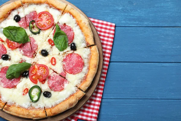 Délicieuse Pizza Diablo Serviette Sur Fond Bleu Bois Vue Dessus — Photo