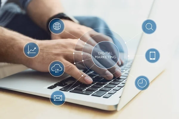 ビジネスマンは屋内でノートパソコンで働いてる デジタルマーケティング — ストック写真