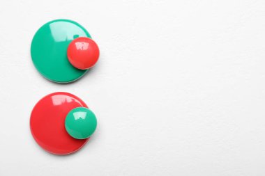 Beyaz zemin üzerinde renkli mıknatıslarla düz kompozisyon, metin için boşluk. Pareto ilke kavramı