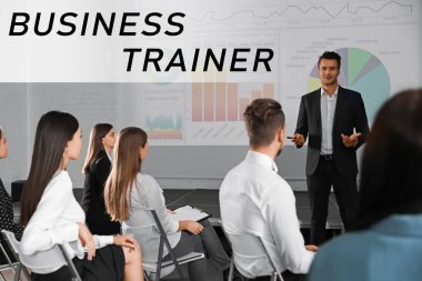 Konferans odasında projeksiyon ekranıyla konferans veren profesyonel iş eğitmeni.