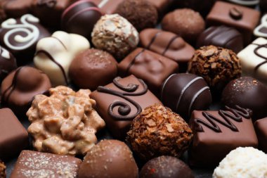 Farklı lezzetli çikolata şekerlemeleri arka planda, yakın planda