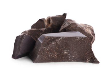 Beyaz üzerine izole edilmiş siyah çikolata parçaları.