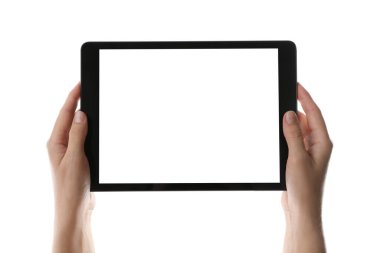 Beyaz arka planda boş ekranlı tablet bilgisayarlı bir kadın, yakın plan. Modern aygıt