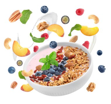 Lezzetli yoğurt, beyaz arka planda yulaf ezmesi ve böğürtlen