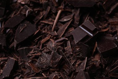 Arka plan olarak ezilmiş siyah çikolata, yakın plan.