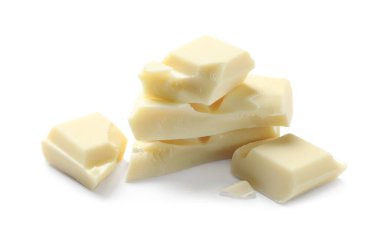 Lezzetli çikolata parçaları beyaza izole edilmiş.