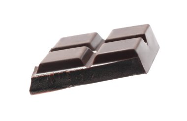 Lezzetli bir parça siyah çikolata beyaza izole edilmiş.