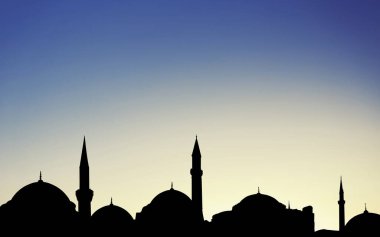 Gün batımında caminin silueti. Müslüman kültürü