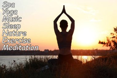 Stres yönetimi teknikleri. Gün batımında meditasyon yapan bir kadın.