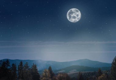 Gökyüzünde dolunay olan güzel bir manzara.
